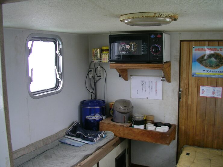 大きな釣り船の船室はこんな感じ。
電子レンジや電気ポットがある。
お弁当を温めたり、カップヌードルを食べられる。
ちなみにトイレも綺麗ですよ。